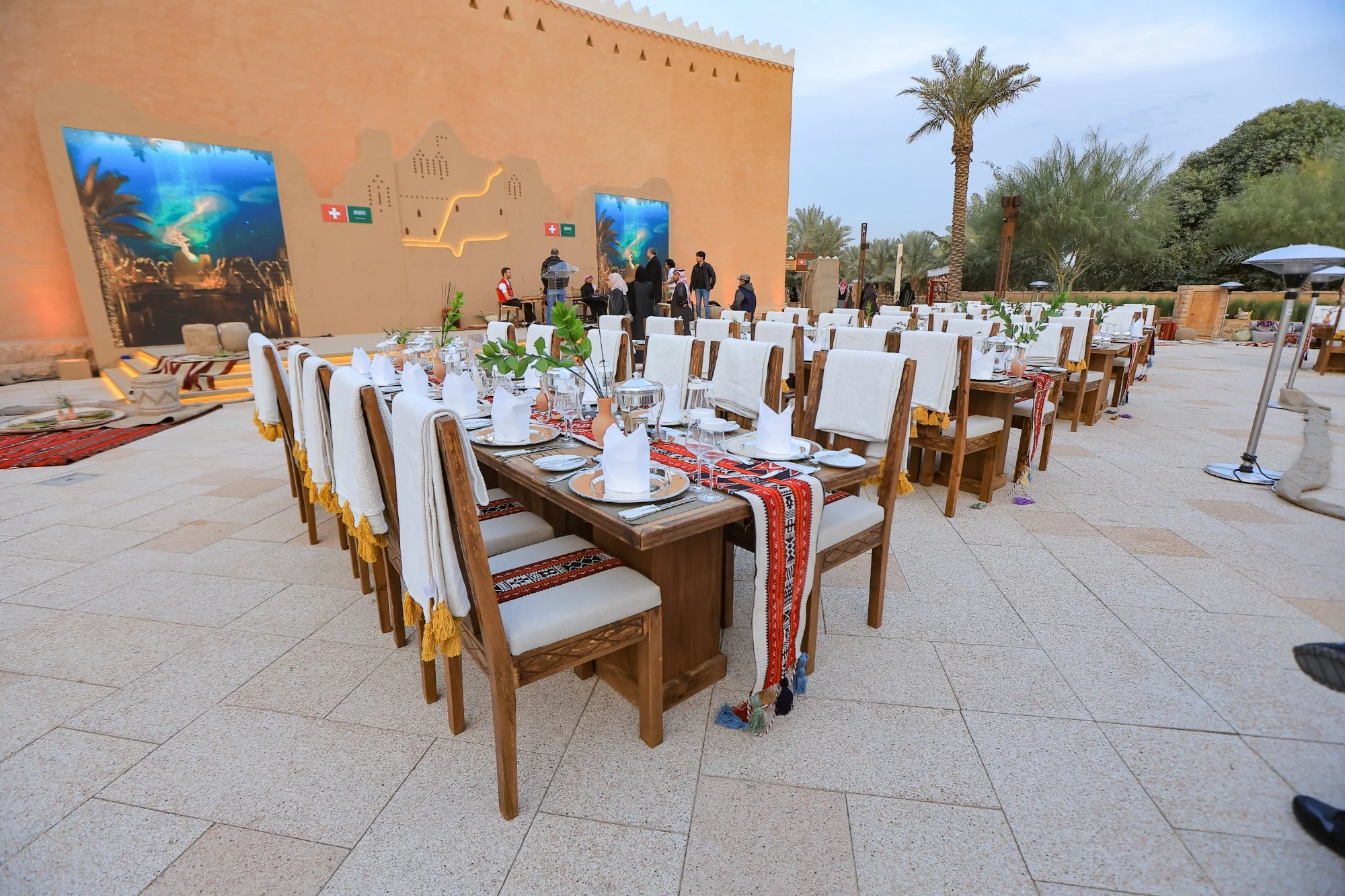 طاولة مأدبة مؤسسية
